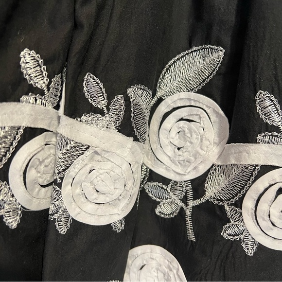 Laura Petites Fit & Flare Black with Detailed White Flowers, Size 4p, #71 - Picture 2 of 11